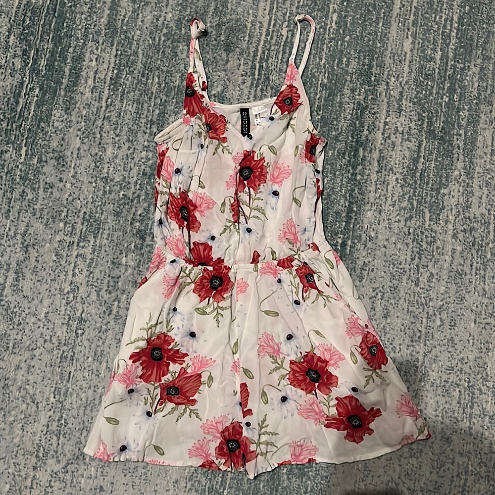 H&M. Floral Romper. Adjustable straps. Pockets.